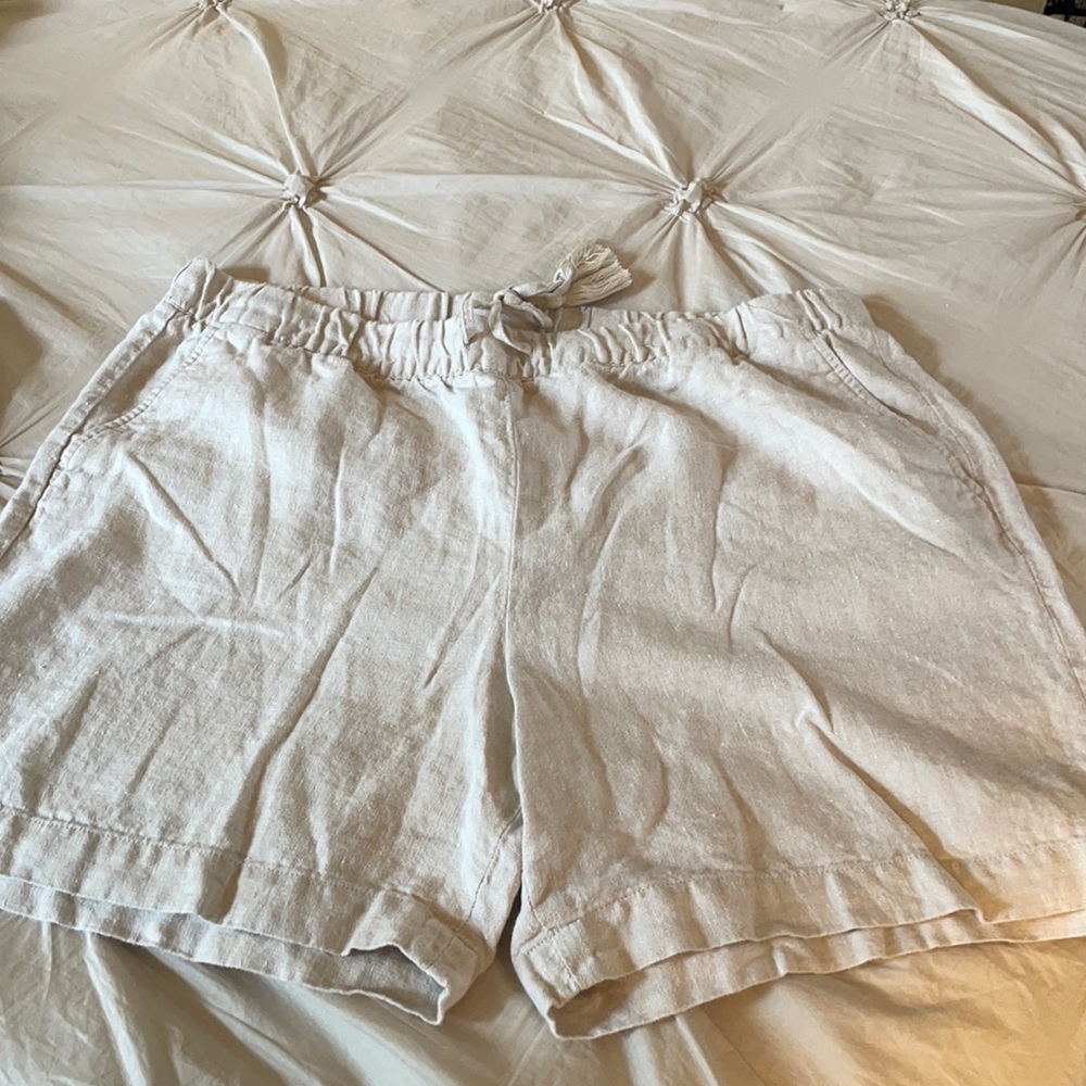 Women’s XL cream shorts.